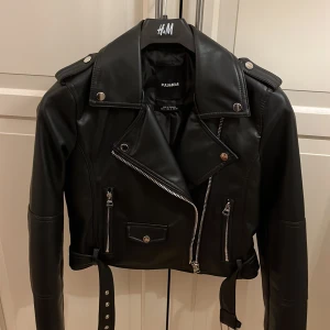 Skinnjacka pull & bear 🖤❤️‍🔥 - Säljer min superfina skinnjacka från pull & bear då den inte är min stil🖤❤️nästan oanvänd o inga defekter