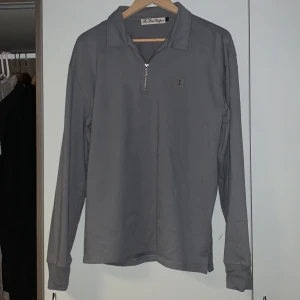 Half Zip - The blue uniform half zip köpt men inte använd då den var för stor det står M men passar även L
