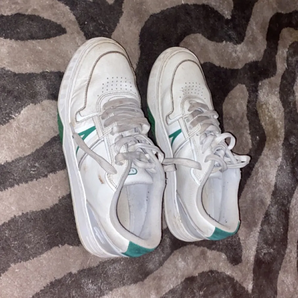Feta vitgröna Lacoste skor i storlek 43, använda några gånger. Köpt för 1000kr. Skor.