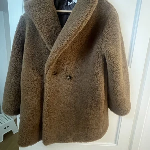 Brun höstjacka i storlek S - Knappt använd och säljs för 600 kr. 