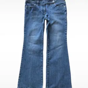Så sjukt snygga lågmidjade jeans men en fin detalj vid bältet! Tyvärr så var de lite för korta för mig som är ca 170cm😞 midjemått:ca 2x39 