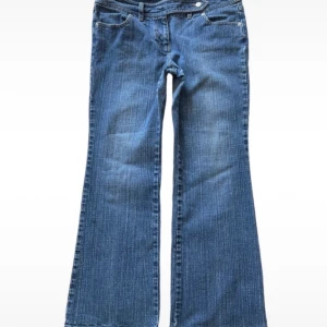 Lågmidjade jeans - Så sjukt snygga lågmidjade jeans men en fin detalj vid bältet! Tyvärr så var de lite för korta för mig som är ca 170cm😞 midjemått:ca 2x39 