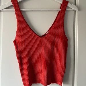 Stickad kort top, HM, strl S - Fint skick, stickad