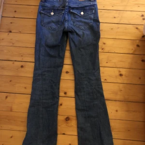 Bootcut lågmidjade jeans - Säljer dom här jätte fina bootcut jeans från Gina i storlek 32. Bra skick och köpta i affär för 500kr, är slutsålda  nästan överallt. Kom privat för frågor eller flera bilder.❤️❤️
