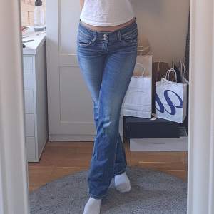 Säljer ett par super snygga pepe Jeans som är low waisted! Midjemått: 36cm +stretch Innerbenslängd: 80cm💗