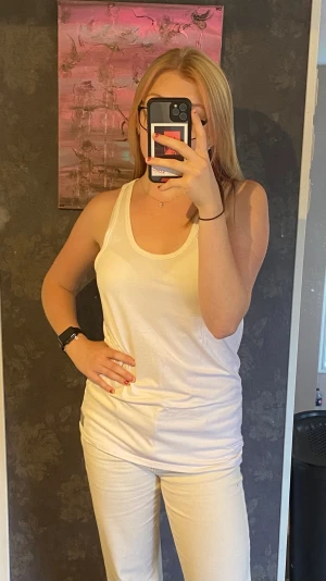 Calvin Klein linne - Ett mjukt Calvin Klein linne i storlek M. Den är inte figursydd så det är en herrmodell, se bild. Knappt använd. 