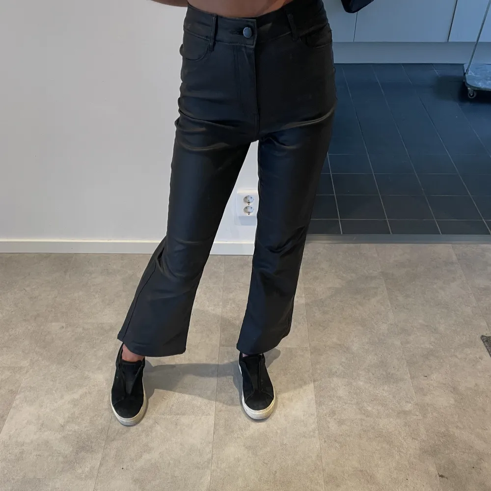 Svarta skinnimitation kickflare byxor från Vila💕. Jeans & Byxor.