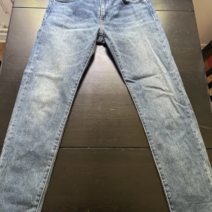 LEVI’S HI-BALL - Ett par LEVI’S HI-BALL i väldigt bra skick. Storlek 29 i midjan och ca 32 i längd (står inte på byxorna)