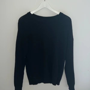 Stickade tröjaor - Säljer dessa stickade tröjor då dom inte kommer till användning, finns inga defekter förutom att den svarta är lite nopprig🤍storlek m men passar också s. Köp en för 70kr eller båda för 100kr.