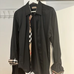 Burberry shirt - Storlek xl passar m  Endast testad för liten för mig 