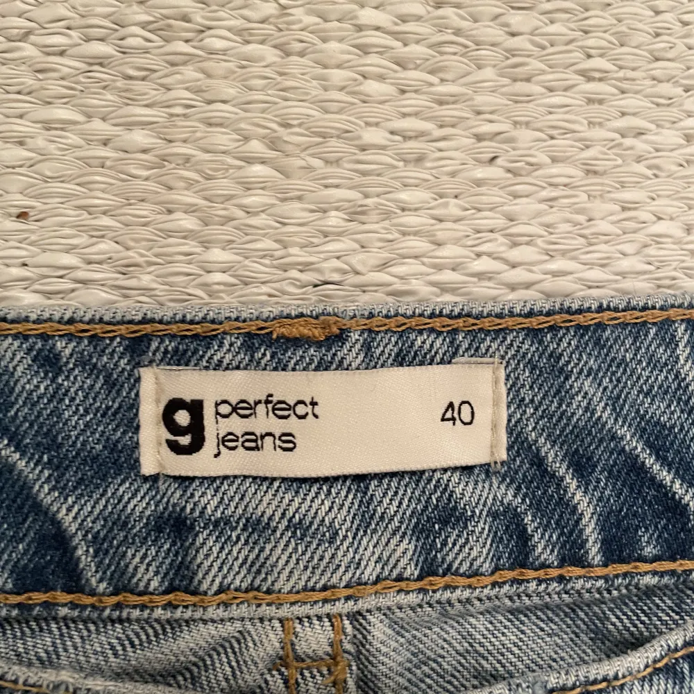 Blå jeans med hål vid knäna ifrån Gina Tricot, använda fåtal gånger. Jeans & Byxor.