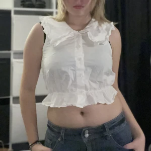 Vit topp - Super fin vit topp som kan styleas med tjocktröja som krage! Väldig fin, bra skick, inte använt så mycket.