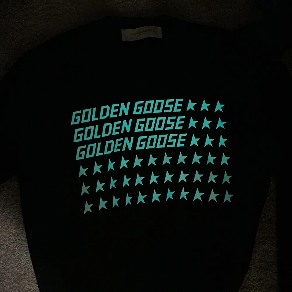 Golden goose sweatshirt passar både storlek S och M. Trycket lyser även i mörkret. Skick 9/10. Nypris 3500 - 4500kr.  . Tröjor & Koftor.