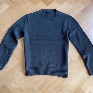 Ralph Lauren sweater - Tja! Säljer nu denna tröjan från ralph lauren. Skicket är 9/10 inga defekter. Kontakta mig vid eventuella frågor!😁👍