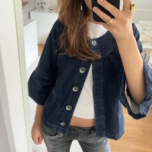 Trekvartsärm jacka - Supersnygg jeansjacka med trekvartsärm💕💕Det är många intresserade så buda💗