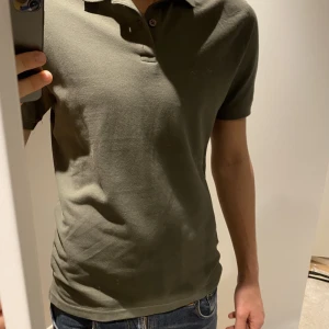 Mörkgrön piké  - Piké från brothers i en snygg olivgrön färg! Fint skick.