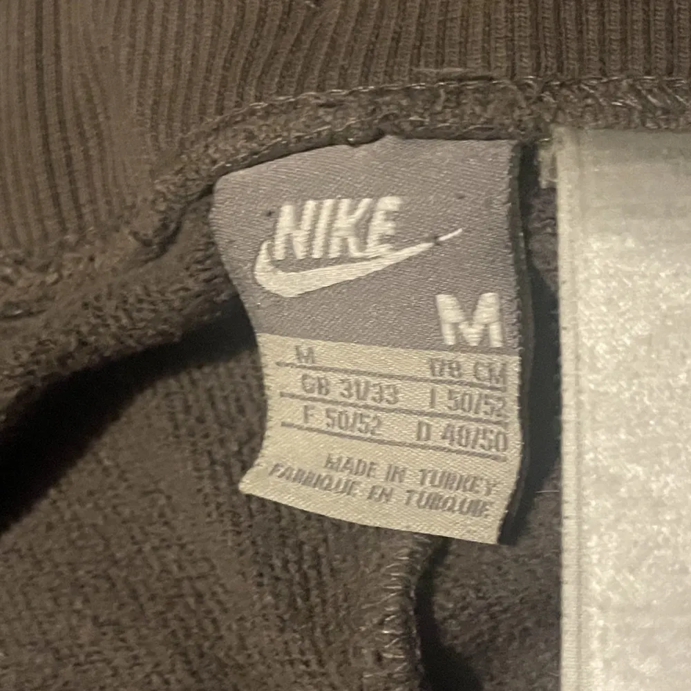 Bruna Nike sweatpants i storlek M kom med förslag på pris!!. Jeans & Byxor.