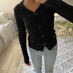 Stickad kofta  - Skriv för mer info eller bilder 
