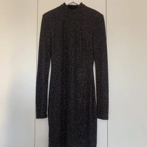 Festklänning - Så charmig festklänning med flerfärgat glitter. Perfekt till nyår eller höstfesten. Otrolig öppen rygg och den är figursydd så den sitter så fint på. Jag har aldrig fått användning för den här så den är aldrig använd