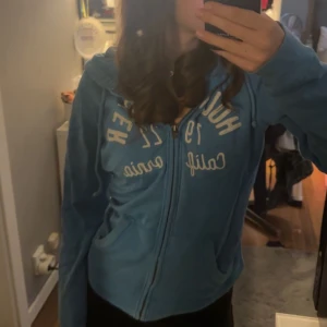 Hollister zip - Blå zip hoodie från Hollister, köpt här på Plick men kom inte till användning.