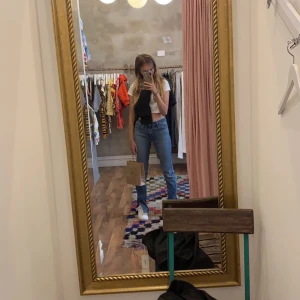 Levis jeans - Säljer dessa skitsnygga jeans från Levis i modellen 712 slim som jag själv sytt slits på, säljer pga att de ej kommer till användning. Passar på mig som är ca 160! Kan tänka mig att gå ner i pris vid snabb affär🥰