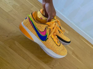 Basketskor - Lebron 20 - Helt nya Lebron 20 basketskor i storlek 41, men lite stora i storleken. Använda på träning Max 3 ggr, köptes för 2500kr i augusti. Dem är oerhört populära och  slutsålda online! Box medföljer. Kan hämtas men fraktar helst! 