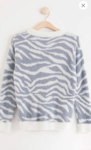 Säljer min fina zebra mönstrade tröja från Lindex, då den är för liten för mig💗 andvänd men som ny💗