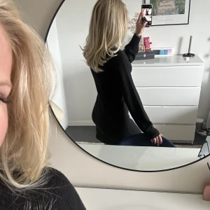 Stickad klänning - Svart stickad klänning med polokrage. Mysig att ha nu till hösten men funkar sena sommarkvällar och även på vintern med ett par tights under !!