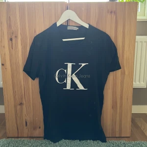 Calvin Klein T-shirt  - Äkta Calvin Klein T-shirt, knappt använd. Storlek M. 