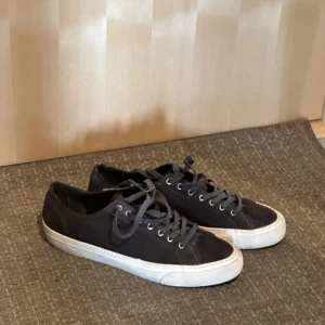 Mango sneakers (mörkbruna) - Stor flyttstädning Alla plagg i storlek S-M och passar ca 1.70-185cm samt 70-83kg  Finns i Uppsala