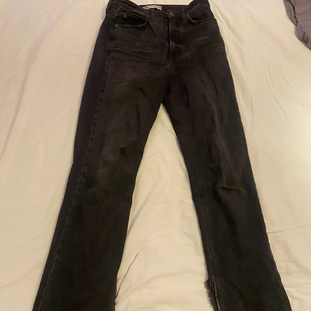 Säljer dessa svarta jeans med slit då jag inte använder dem så mycket mer. De är midwast och en ljusare svart färg.. Jeans & Byxor.
