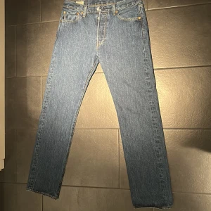 Levis 501 - Levis 501. Helt oanvända. W32 L32