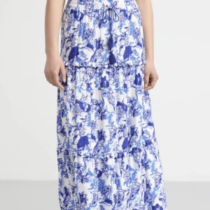 Långkjol  - Säljer min blommiga långkjol från Lindex som är slutsåld, storlek xs 💕💕 den är verkligen så fin men får ingen användning av den. Skriv vid frågor eller egna bilder 🥰