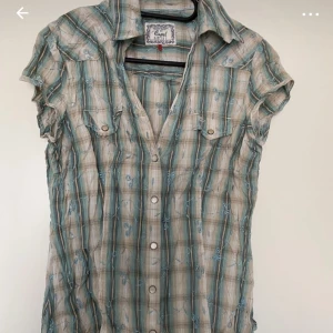 Esprit blus strl 34 - Blus  Fint skick  Tryckknappar  Strl 34  FRI FRAKT FRAM TILL SÖNDAG KVÄLL🤩👏👏