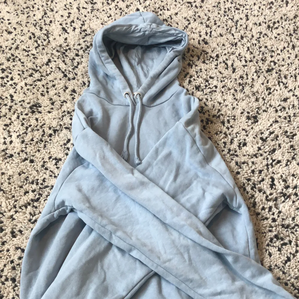 Säljer denna blåa hoodie då den inte riktigt kommer till användning längre🩵💙i storlek xxs men är ganska stor för sin storlek så skulle antagligen passa någon som har storlek S också.. Hoodies.