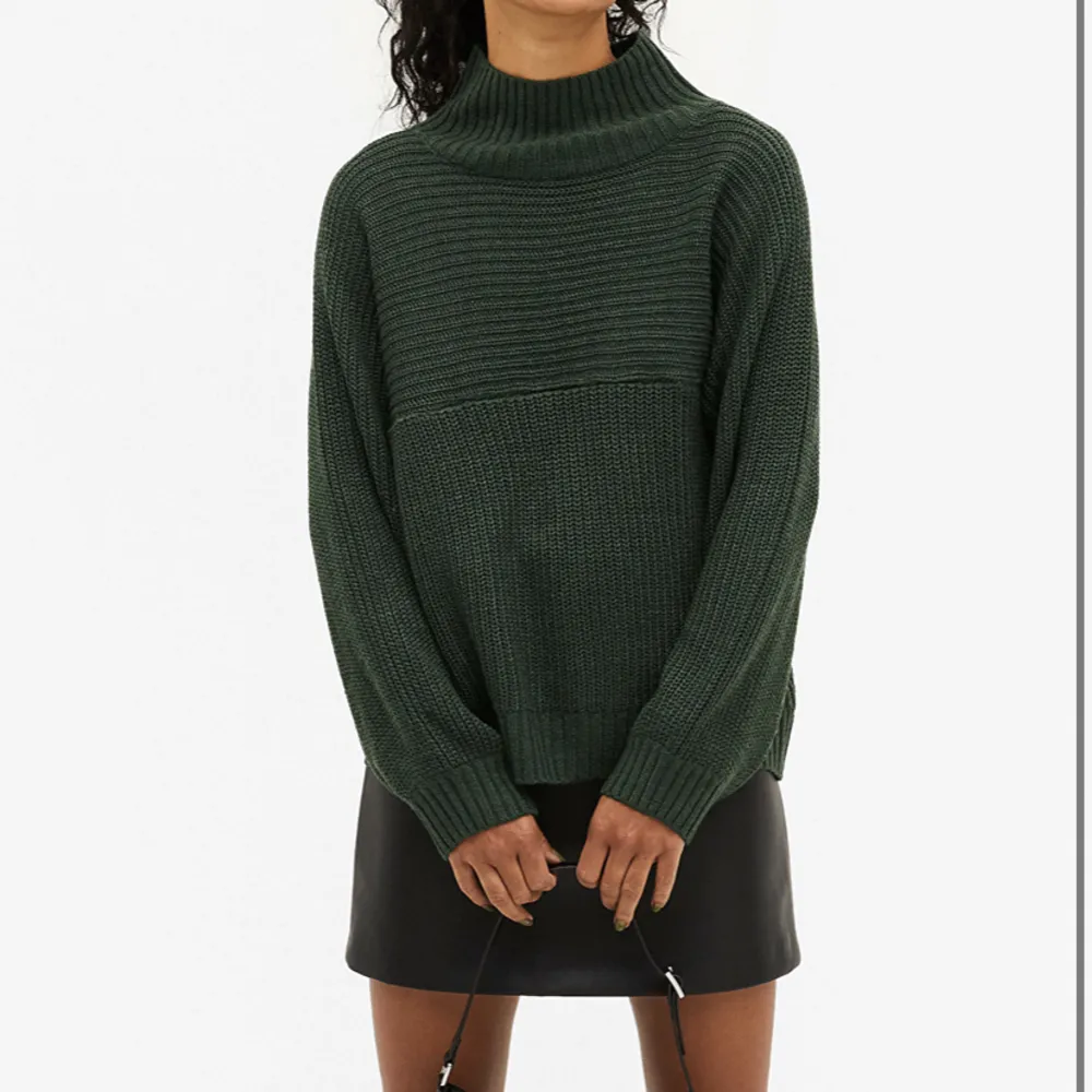 Jättefin grön stickad tröja med hög krage från Monki💚 Perfekt inför hösten! Använd få gånger, nypris 250kr.. Tröjor & Koftor.