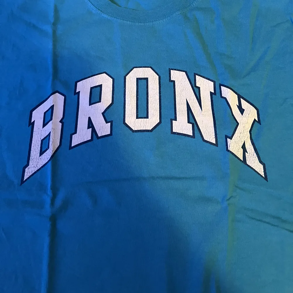Säljer en Bronx Tshirt me snyggt tryck! Perfekt till höst och släpper billigt. Inga stora fläckar eller hål! Inte använd många gånger!  Fler bilder i DM!. T-shirts.