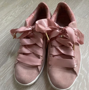 Puma sneakers  - Säljer dessa jättesöta rosa skor i storlek 38 från Puma! 💓💓