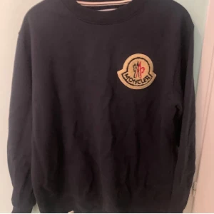 Moncler tröja - Stor i storleken 