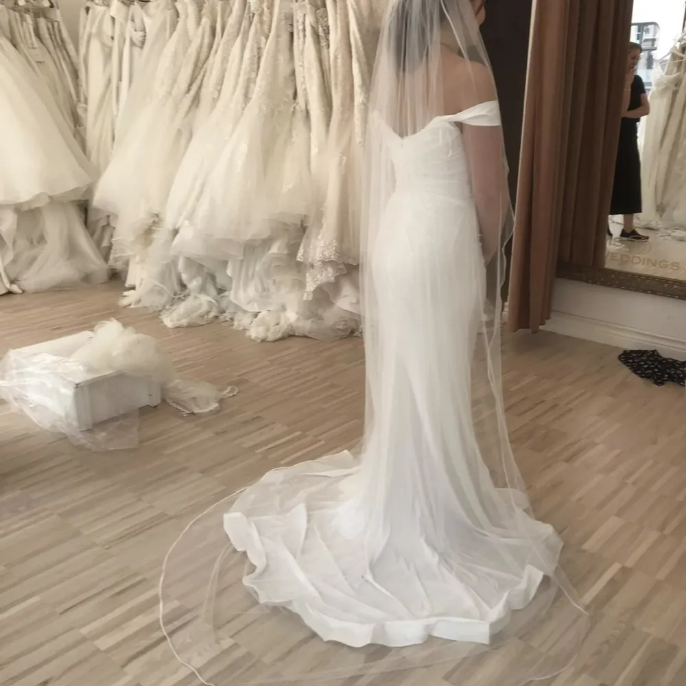 Bröllopsklänning från PROMS AND WEDDINGS  Ingår extra avdrags bar kjol  Storlek XS-M  Använd endas 2h . Klänningar.