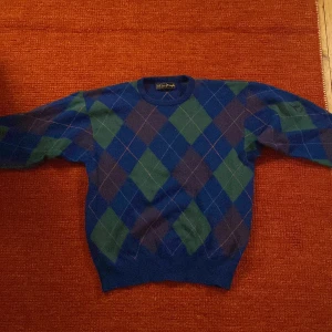 Stickad tröja - Vintage Stickad tröja, står ingen storlek men sitter medium. Knappt använd då den inte passar. 