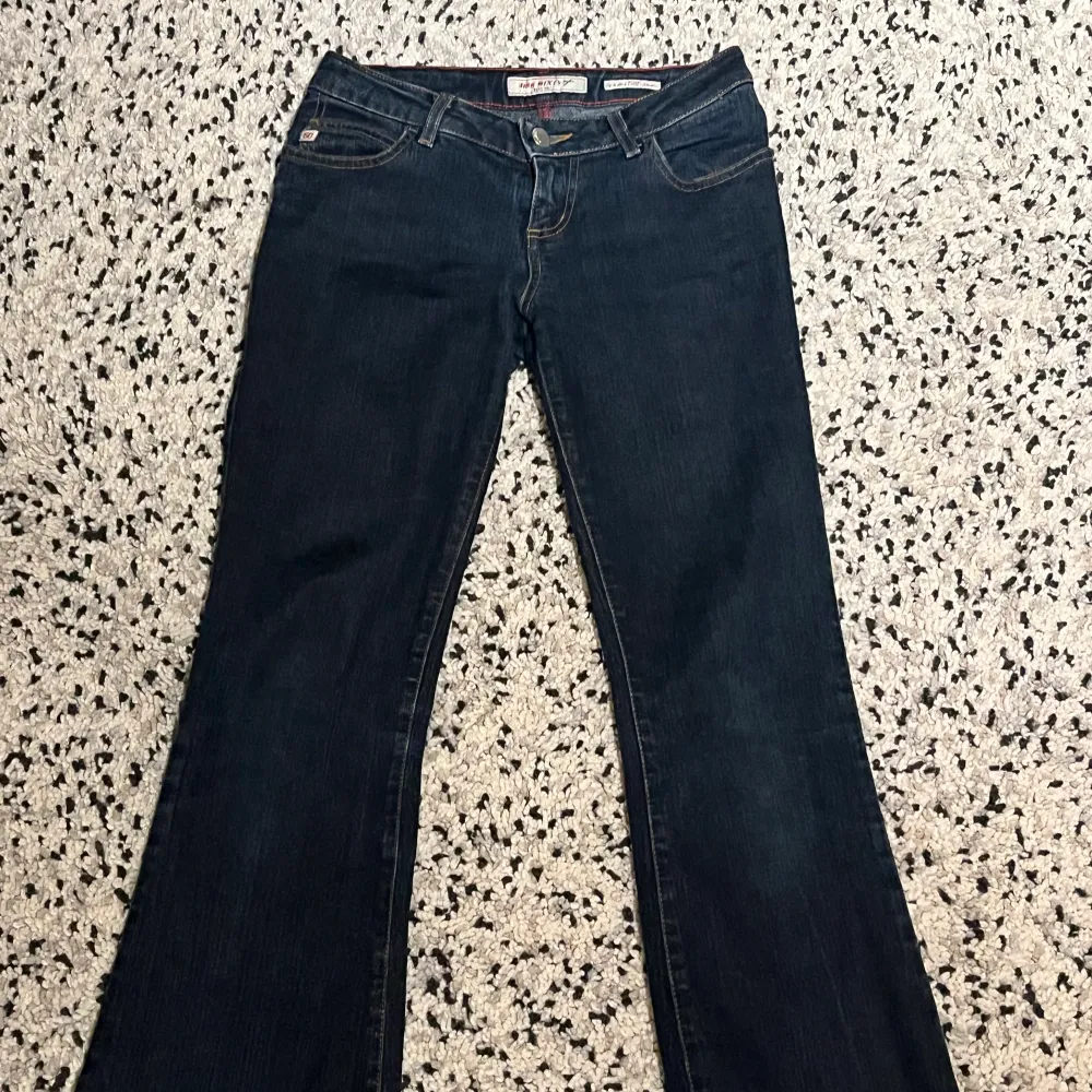 Säljer mina miss sixty Flare low Rise jeans pga jag aldrig använder dom. Storlek 27 o är i mörkblå 💗 🔴pris kan diskuteras!!🔴. Jeans & Byxor.