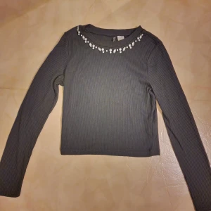 Tröja - Fin tröja/topp för både fest och vardagligt. Är som en magtröja på vuxna men täcker magen för barn. 