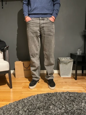 Ljusgrå jeans från sweet sktbs  - Ljusgrå loose fit jeans från sweet sktbs. Sparsamt använda, skick 9/10. Jag är 184cm