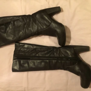 Stövlar str 38 - Knähöga stövlar i läder.  Klack på ca 7cm.  Bra skick. 