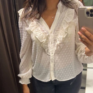 Vit blus  - Jättesnygg vit blus från zara! I väldigt bra skick då den inte använts så många gånger. Storlek S/M 🌸 
