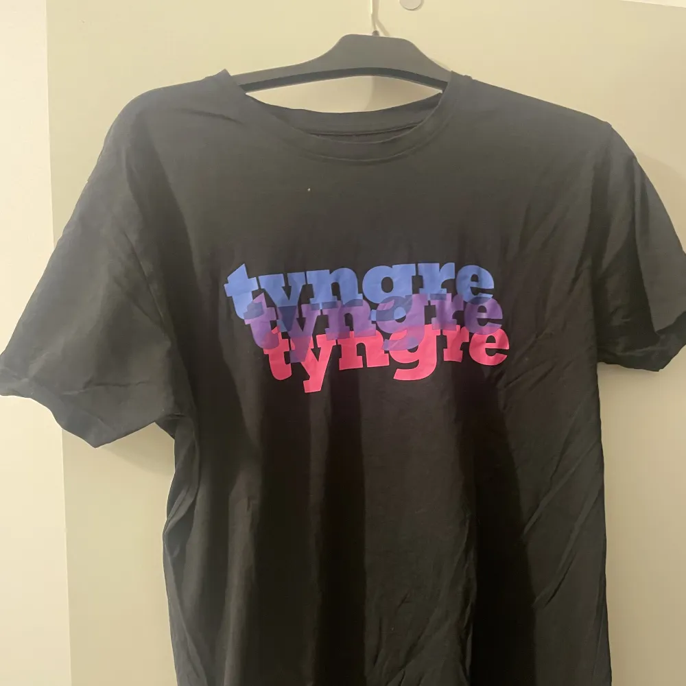 T-Shirt från Tyngre som är använd ett flertal gånger men fortfarande hel och ren utan några missfärgningar.. T-shirts.