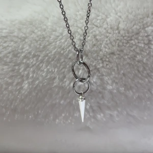 Layerd hoop necklace  - Detta halsband är till största dels gjort av rostfritt stål vilket innebär att de inte förstörs om de kommer i kontakt med vatten och allmänt håller längre. Rostfritt stål ändrar inte färg som andra material ,perfekt för vardaglig användning.💕 Handgjort