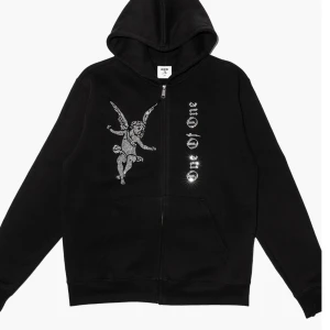 One of One Zip hoodie  - Jag säljer min nu min one of one hoddie pga av att jag inte använder längre skick 8/10 (alla pärlor är kvar) Ordinarie pris 1500