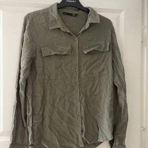 Skjorta  - Grön skjorta, den är inte så skrynklig i vanliga fall🤣, använd fåtal gånger i mycket gott skick 